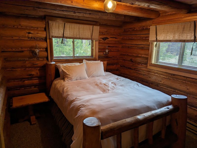 This Idaho Lodge Offers Rustic Cabins Right On The Water, With Mountains All Around - Decor Hint Lodge Rooms, Lake Suites, And A Little Motel For Everyone Else