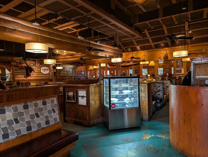 Tahoe Joe's: Mountain Lodge Vibes In Fresno