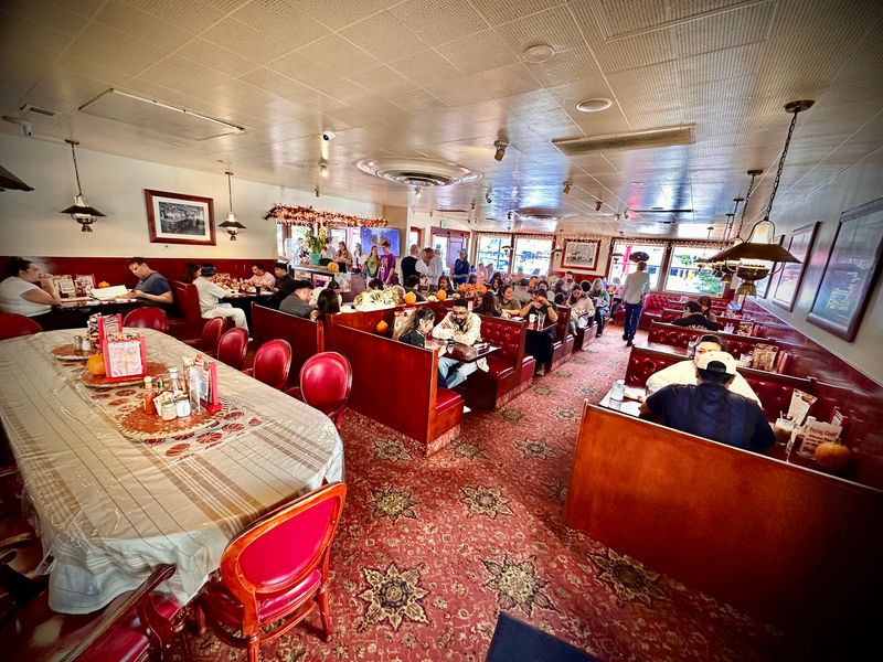 9 California Restaurants Where The Best Desserts Arrive Warm From The Oven - Decor Hint Du-par's Restaurant & Bakery: A Diner Classic Since 1938