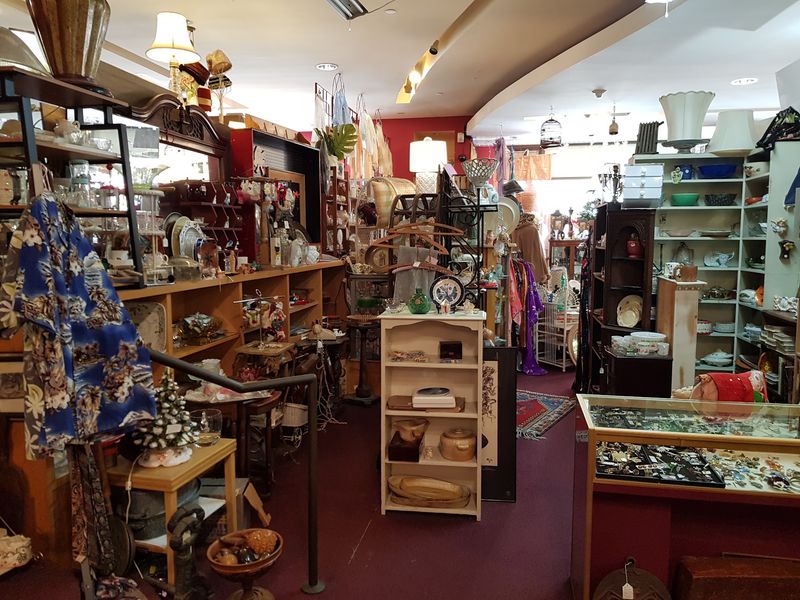 12 California Antique Stores We Ranked Among The Best For Vintage Finds - Decor Hint Pasadena Antique Mall
