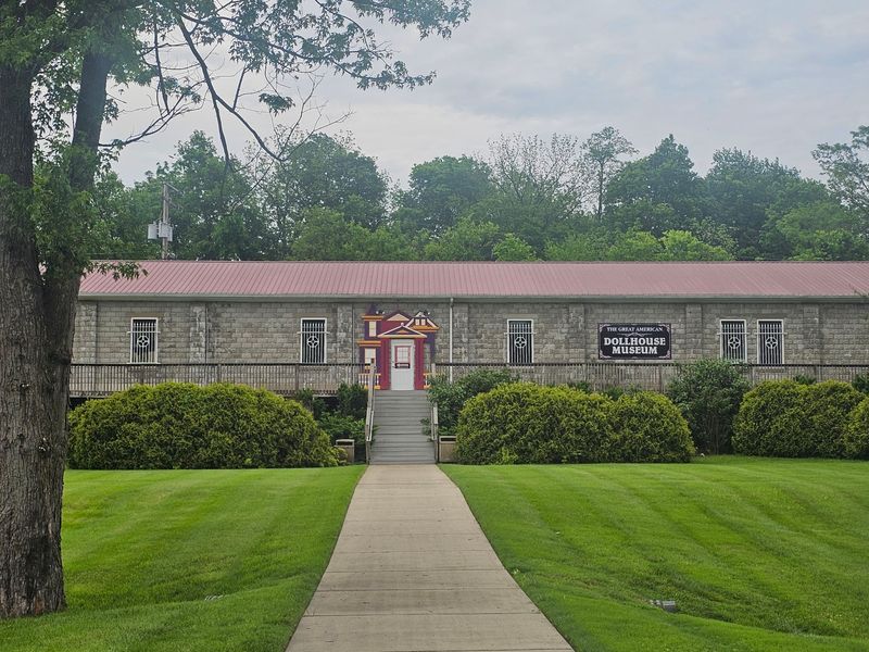 This Storybook Attraction In Kentucky Is One Of The Best Kept Secrets In The South - Decor Hint Plan Your Trip Before This Tiny Town Takes A Winter Break