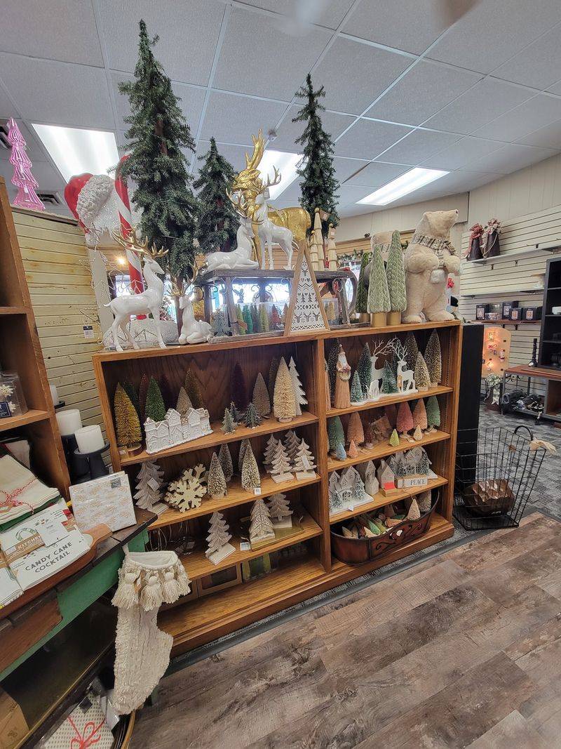 5 Nebraska Christmas Shops That Keep Ornaments Stocked Every Single Day Of The Year - Decor Hint The Holiday Market