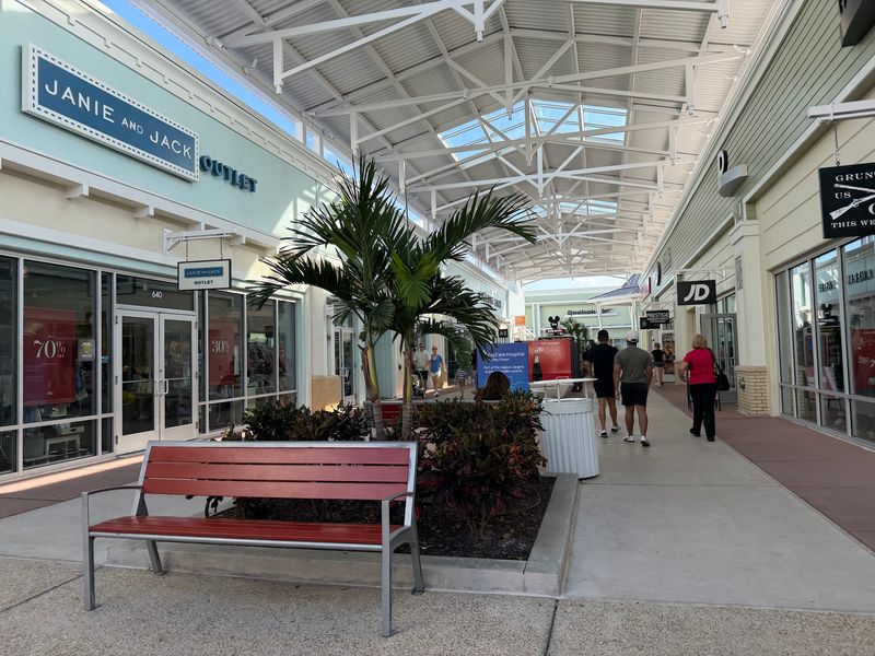 This Florida Outlet Mall Gets Your Steps In While You Hunt Brand-Name Deals, Drink In Hand - Decor Hint Shade Roofs And Fan-Cooled Hangouts