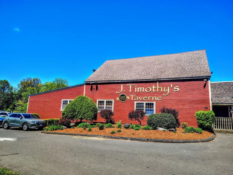 A Central Location Draws Diners From Afar