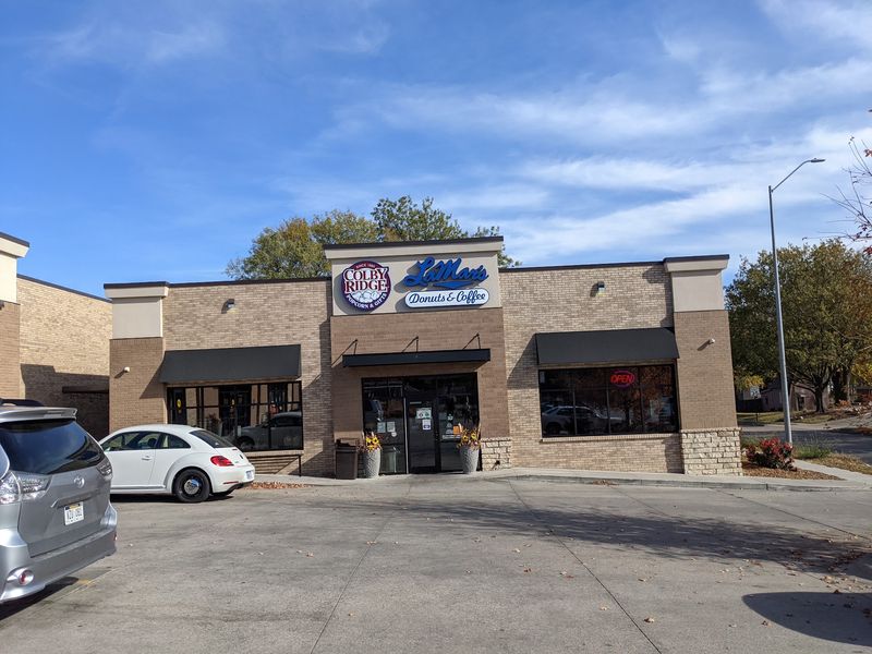 Colby Ridge Popcorn & Ice Cream In Lincoln, Nebraska, Is A Local Favorite For Flavored Popcorn - Decor Hint Donuts Next Door And Seating Both Inside And Out