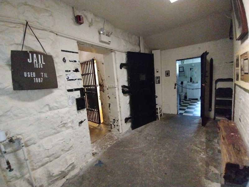 This 200-Year-Old Kentucky Jail Lets You Spend The Night Behind Bars, And Guests Say It’s Still Haunted - Decor Hint Round Out Your Getaway With A Visit To My Old Kentucky Home