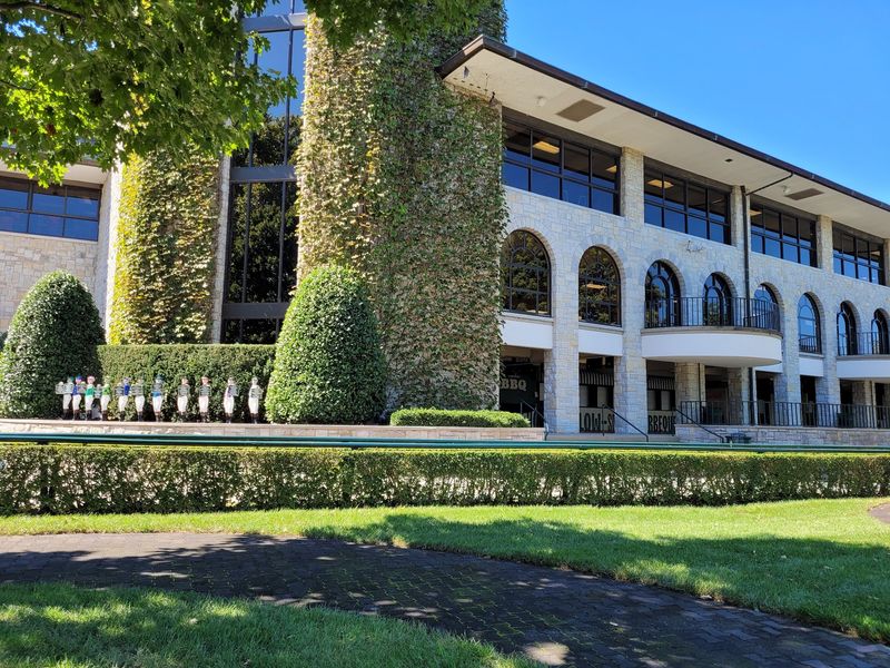 The World’s Best Racehorses Are Coming To Kentucky This Month, And You Can Watch Them In Person - Decor Hint Stone Walls And Green Lawns Make Every Step Photo-Ready