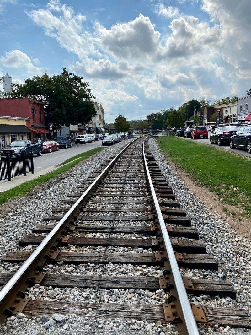 Everyone Goes To Lexington, But This Nearby Kentucky Town Has Just As Much Horse Country Charm - Decor Hint A Town Built By A Train, Literally