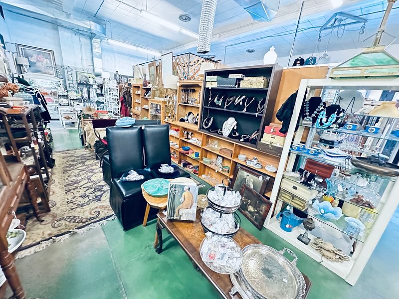 This Surprisingly Big Idaho Vintage Market Sends You Home With Fair-Priced Finds From Numerous Booths - Decor Hint Planning Your Government Way Stop