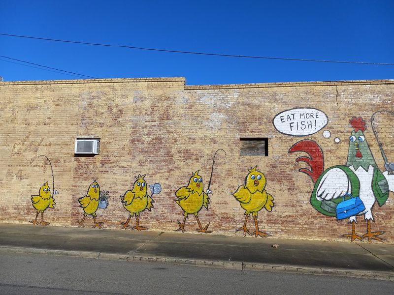 This Quirky Georgia Town Has Hundreds Of Wild Chickens Roaming Its Downtown Streets - Decor Hint Hop On A Chicken Safari