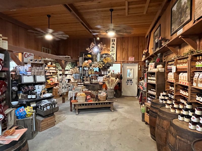 This California Apple Orchard Was Just Named Among The Best In America - Decor Hint Pies Rolled And Baked By Hand