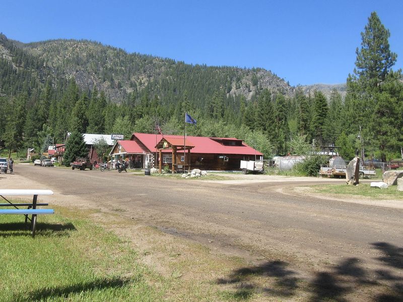 Fewer Than 20 People Still Live In This Idaho Mining Town At The End Of A Long Dirt Road - Decor Hint A Pin On The Map Way Past The Pavement