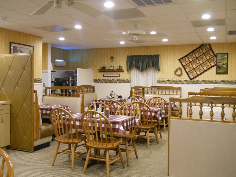 Peanut Butter Pie Sells Out By The Slice At This Amish Restaurant In Florida - Decor Hint Beating The Line Takes A Little Planning