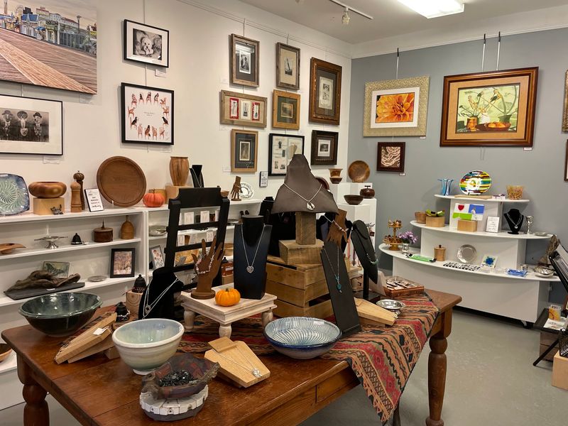 Round Hill Arts Center, Round Hill