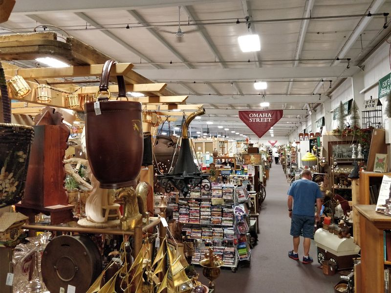 This Enormous Nebraska Antique Mall Fills Endless Aisles With Hundreds Of Dealer Booths Every Day - Decor Hint Prices That Reward Patient Shoppers