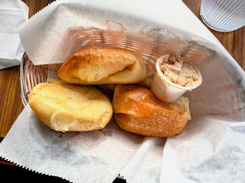 This Kentucky Buffet Restaurant Is So Good It’s Practically A Local Secret - Decor Hint Cinnamon Butter Rolls Deserve Their Own Fan Club