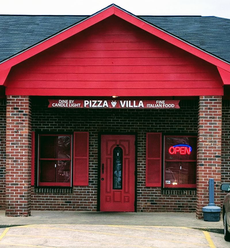 This Decades-Old Georgia Pizzeria Has Been Serving Pizza Since 1968 - Decor Hint Birthday Crowd Or Takeout Run, Both Are Covered