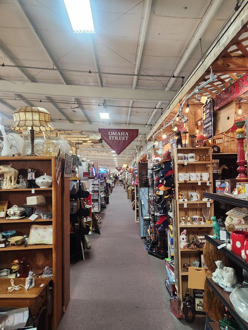 This Enormous Nebraska Antique Mall Fills Endless Aisles With Hundreds Of Dealer Booths Every Day - Decor Hint A Day Out For Nostalgia Lovers Of Every Age