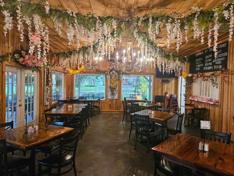 There Is A Reason Folks Drive Out To This Kentucky Farm For Homemade Ice Cream And Southern Comfort Food - Decor Hint Pick Your Own Bouquet Before Heading Home