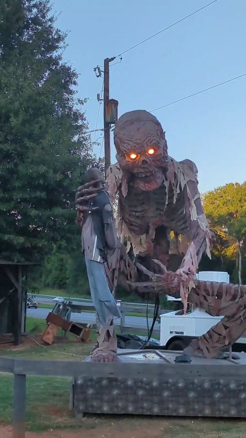 Dare To Explore This Haunted House In South Carolina - Decor Hint A No-Scare Option Helps Nervous Guests Stay With The Group
