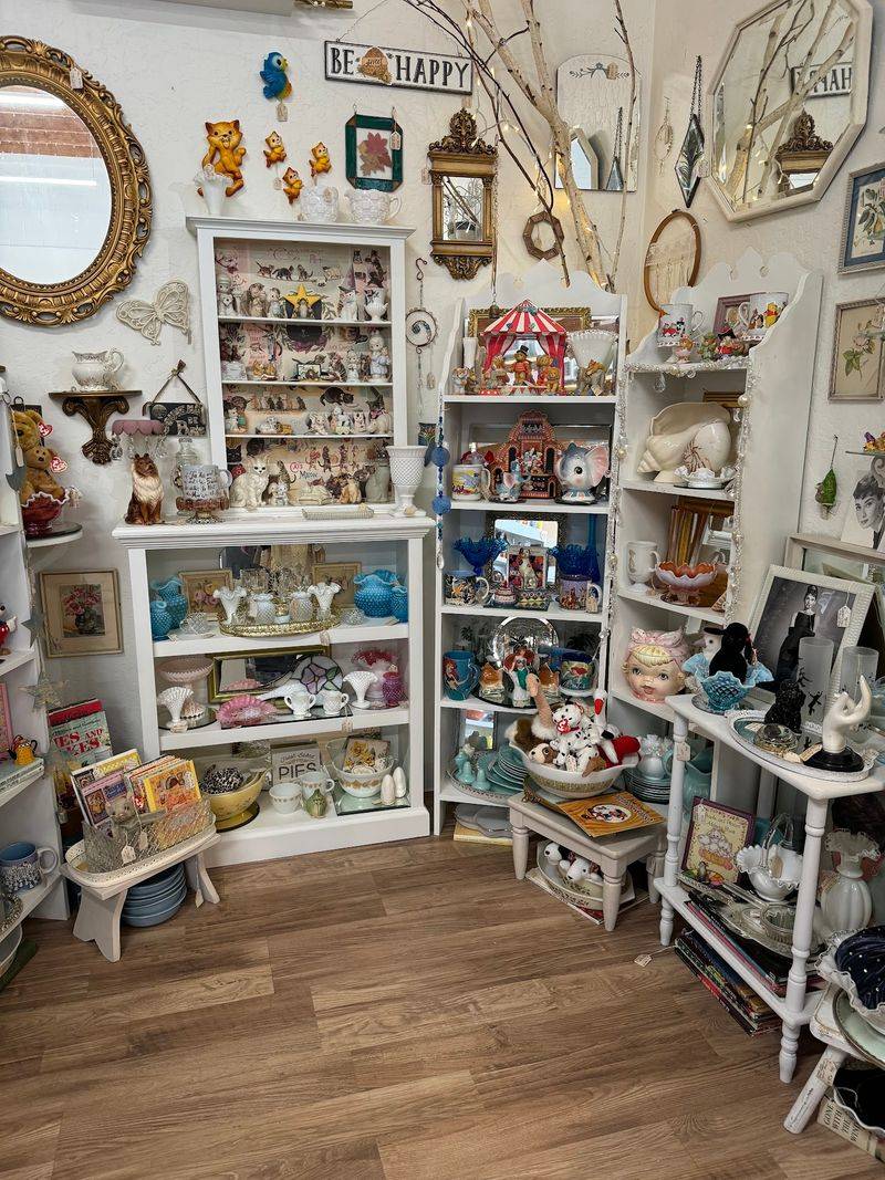 12 California Antique Stores We Ranked Among The Best For Vintage Finds - Decor Hint Blue Moon Vintage Market