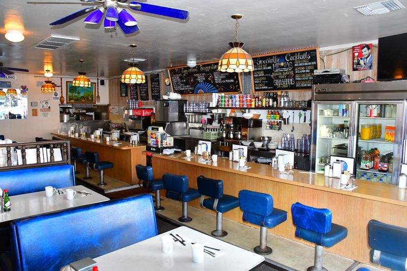 9 Vintage California Diners With Breakfasts So Good They Are A Local Legend - Decor Hint Old Townhouse Restaurant, San Diego