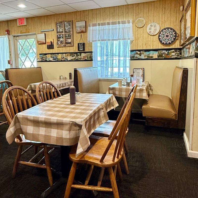Peanut Butter Pie Sells Out By The Slice At This Amish Restaurant In Florida - Decor Hint Fifty Years Of Family Recipes And Hospitality