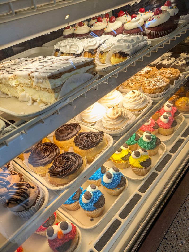This Pennsylvania Diner Serves All-Day Breakfast With A Dessert Display That Steals The Show - Decor Hint The Bakery Box That Rides Home Shotgun