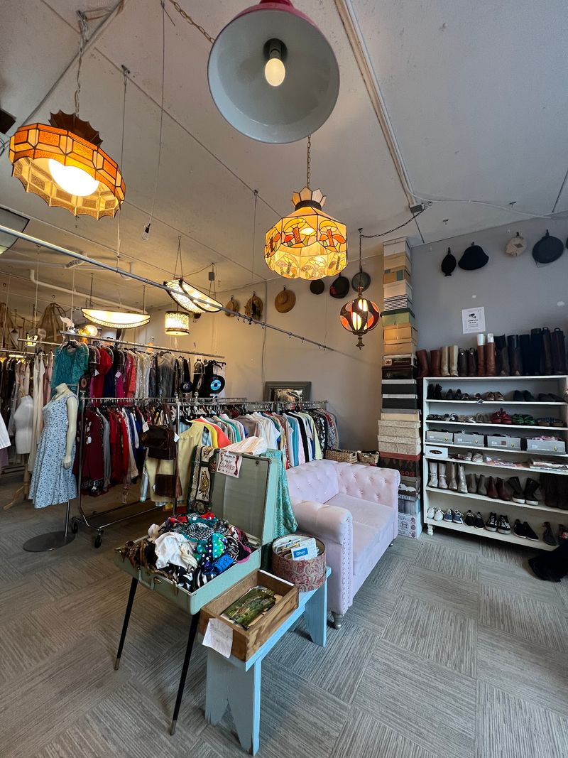 Savannah, Georgia’s 9 Top Under-The-Radar Thrift Shops For Incredible Bargains - Decor Hint Vintage Vortex