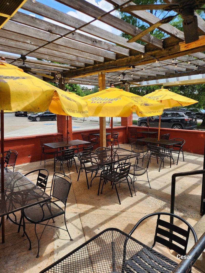You Won't Believe How Affordable The Smoked Meat At This Georgia Restaurant Is - Decor Hint Plan Ahead Because Nobody Gets A Reservation