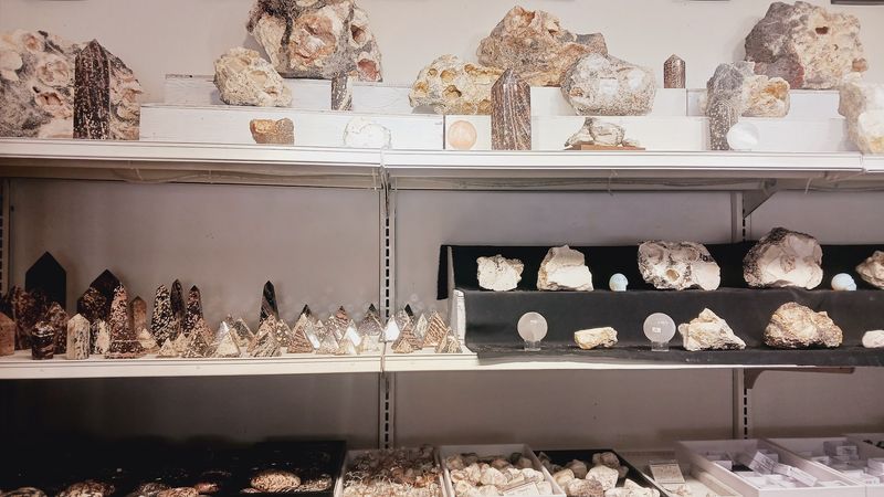Amethyst Crystals Line The Pockets Of Geodes That Rockhounds Crack Open In Idaho's Backcountry - Decor Hint Spencer Opal Mines