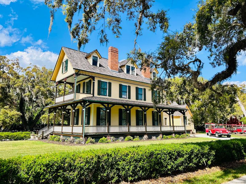 This Georgia Coastal Town Draws So Many Visitors That Finding A Quiet Beach Can Be A Challenge - Decor Hint Gilded Age Cottages With Big Stories