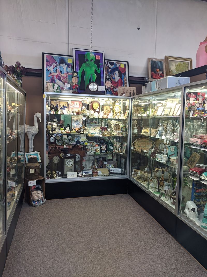 Inside This Florida Antique Mall, Three Hundred Dealer Booths Fill One Giant Old Building - Decor Hint Watch Repairs, Retro Toys, And Delightfully Random Finds