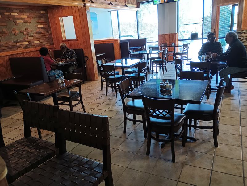 A Small, Cozy Room Makes Dinner Feel Like Family Time