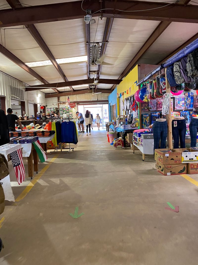 This Georgia Flea Market Takes Over A Massive Space Every Saturday - Decor Hint Something Fun For Every Interest And Age