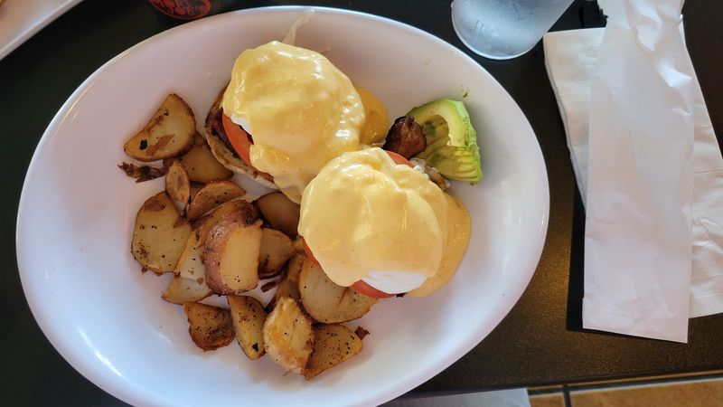 This Idaho Diner Has A Long Wait Most Mornings, And Regulars Have Been Lining Up For Years - Decor Hint Omelets, Benedicts, And Biscuits For The Classic Crowd