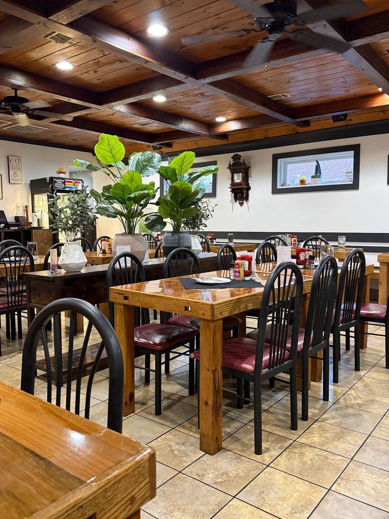 9 Charming And Cozy Georgia Food Stops Worth Visiting During Your Fall Mountain Drive - Decor Hint Bodensee Restaurant, Helen