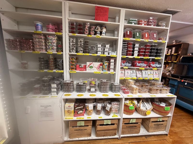 At This Amish-Style Store In Florida, You Leave With Shoofly Pie, Whoopie Pies, And Made-To-Order Deli Sandwiches - Decor Hint Shoofly Pie Steals The Show