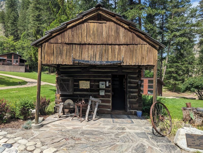 A Neighborly Rebuild After The 1922 Fire