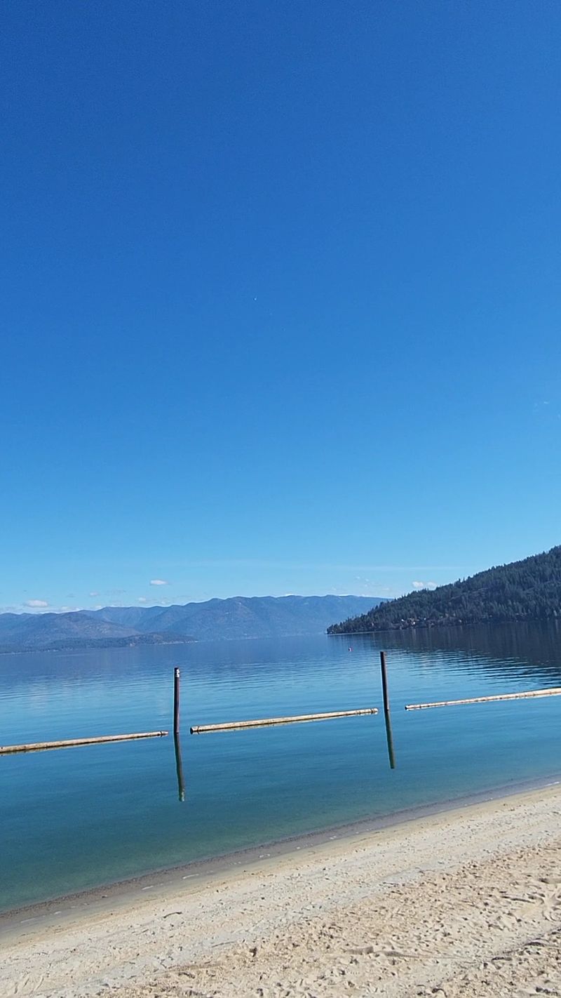 When This Idaho Town Ranked Among America's Best Small Places To Live, Longtime Residents Felt The Change - Decor Hint Chained Logs, A Breakwater, And Room To Swim In Peace