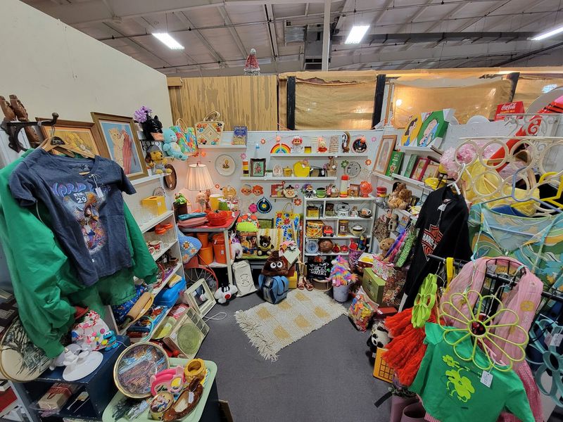 This Enormous Nebraska Antique Mall Fills Endless Aisles With Hundreds Of Dealer Booths Every Day - Decor Hint Pyrex, Toys, And Everything Between