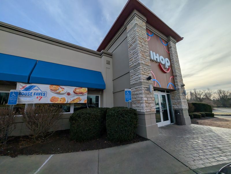 IHOP, Newington