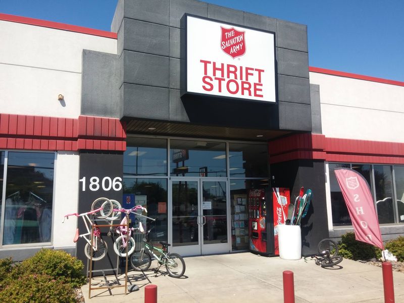 6 Massive Idaho Thrift Stores Where Bargain Hunters Lose Whole Afternoons In The Aisles - Decor Hint The Salvation Army Family Store & Donation Center, Lewiston, ID
