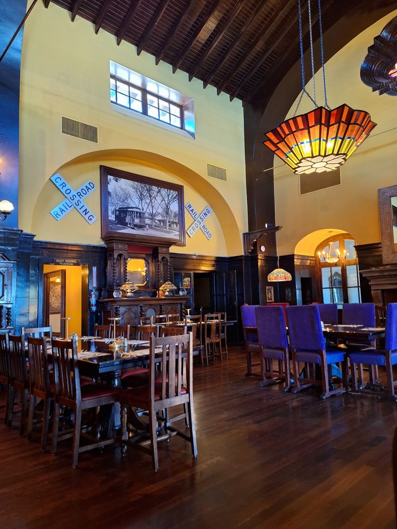 12 Old-School Italian Restaurants In Sacramento, California, Where Generous Portions Are Part Of The Tradition - Decor Hint The Old Spaghetti Factory