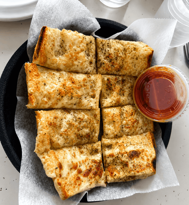 An Illinois Pizzeria Serves Cracker-Thin Tavern Squares So Crispy Locals Fight For The Corner Pieces - Decor Hint Fried Mushrooms, Ravioli, And Pasta Have Their Place