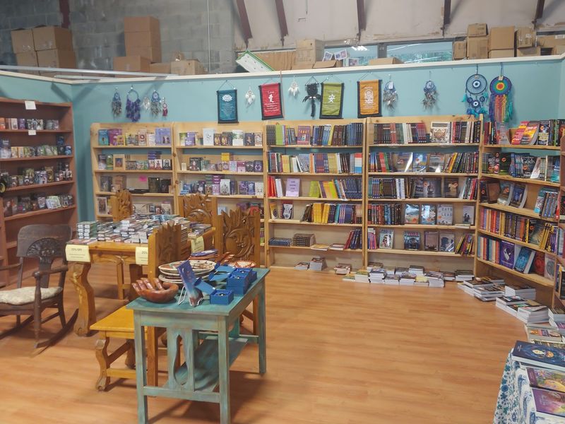 This Massive Connecticut Bead Warehouse Is Packed With Crystals, Jewelry Supplies And Unexpected Finds - Decor Hint Books Add Another Curious Side To The Store