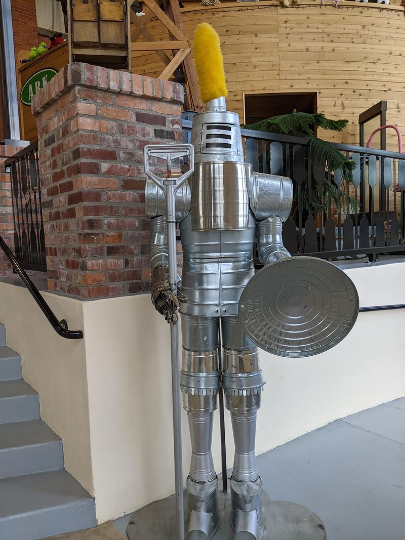 Vacuums From The 1800s Fill An Entire Idaho Museum Built Around The History Of Cleaning - Decor Hint Humor Makes The History Stick