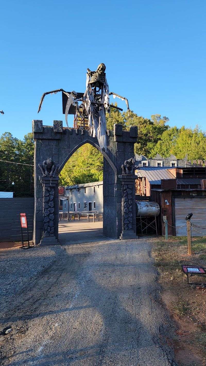 Dare To Explore This Haunted House In South Carolina - Decor Hint Easy Access And A Haunt That Changes Every Year