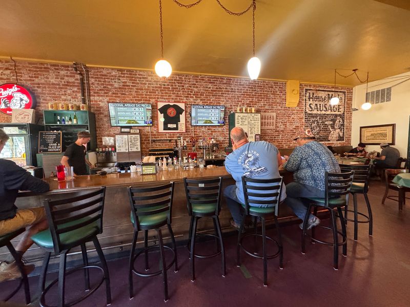 12 Old-School Italian Restaurants In Sacramento, California, Where Generous Portions Are Part Of The Tradition - Decor Hint Luigi's Pizza Parlor