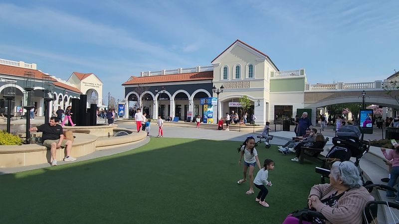 The Massive Outlet Mall In New York That Makes A Shopping Road Trip Feel Worthwhile - Decor Hint Bowling, Laser Tag, And Arcade Games Just Moved In